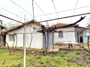 Продава къща с голям двор в село Плачидол​