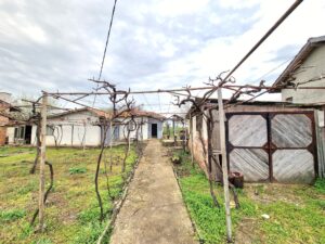 Продава къща с голям двор в село Плачидол​