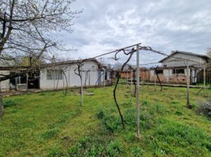 Продава къща с голям двор в село Плачидол​
