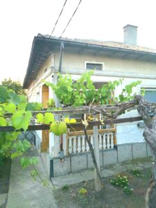 Продава масивна къща в центъра на село Кардам