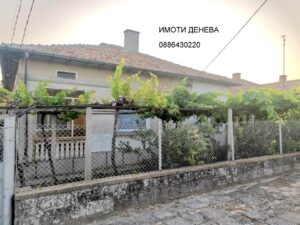Продава масивна къща в центъра на село Кардам