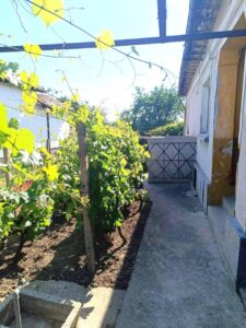 Продава масивна къща в центъра на село Кардам