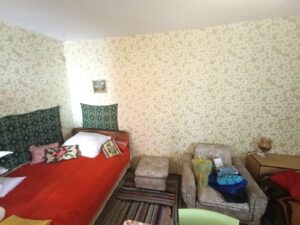 Продава масивна къща в центъра на село Кардам