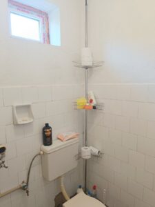 Продава масивна къща в центъра на село Кардам