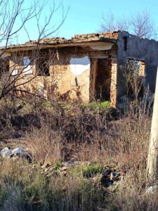 Недвижими имоти Денева продава парцел с къща за събаряне в с. Методиево, общ. Добрич