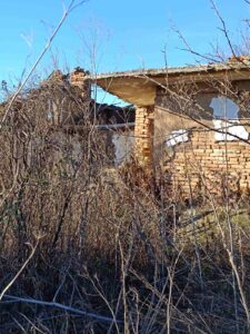 Недвижими имоти Денева продава парцел с къща за събаряне в с. Методиево, общ. Добрич